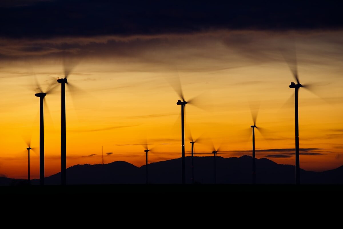 Windenergieanlagen bei Sonnenuntergang. Bild von Markus Distelrath auf Pixabay