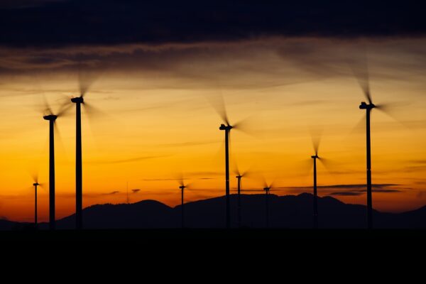 Windenergieanlagen bei Sonnenuntergang. Bild von Markus Distelrath auf Pixabay