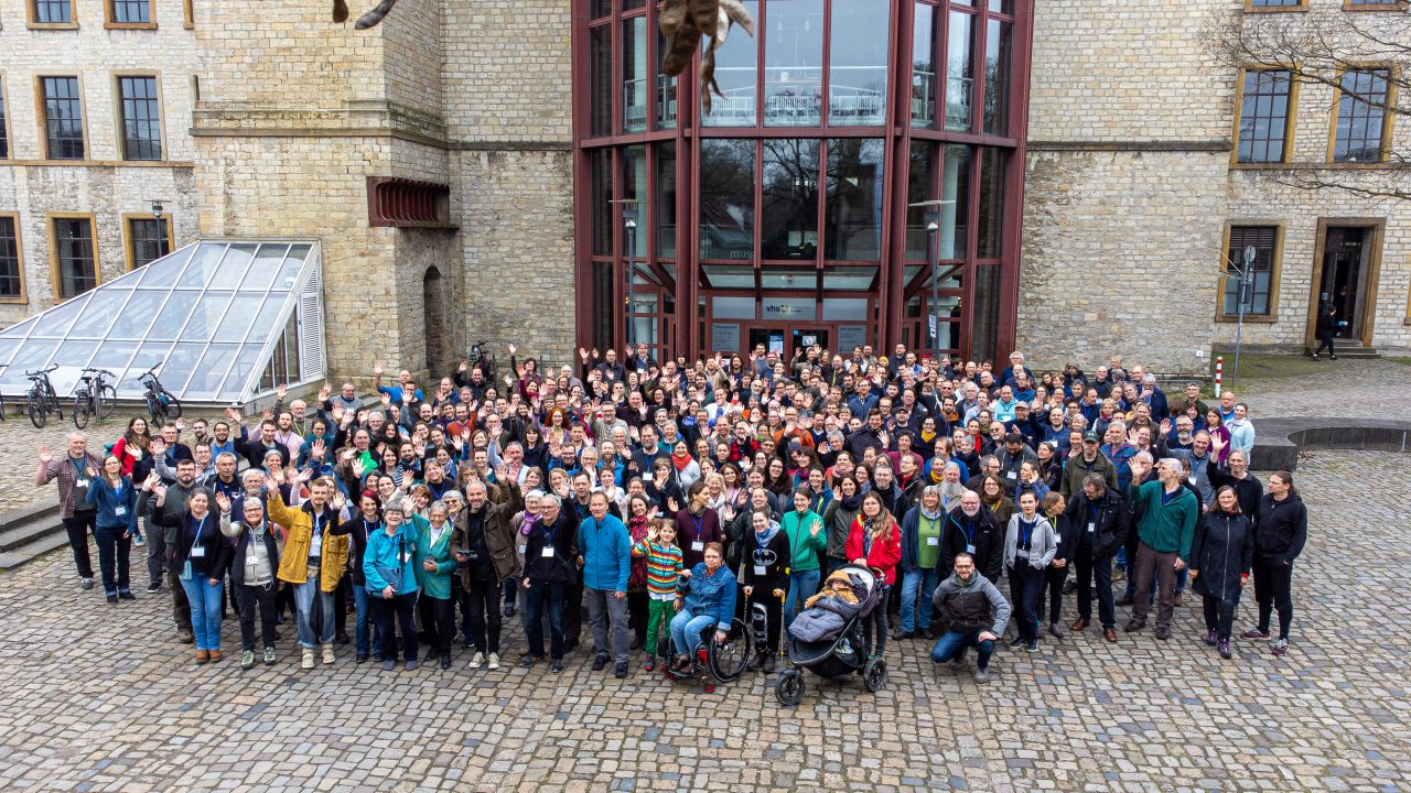 Gruppenfoto der knapp 400 Teilnehmenden der  15. Tagung des BFA Fledermäuse. vom 16.04.2023 in Bielefeld.