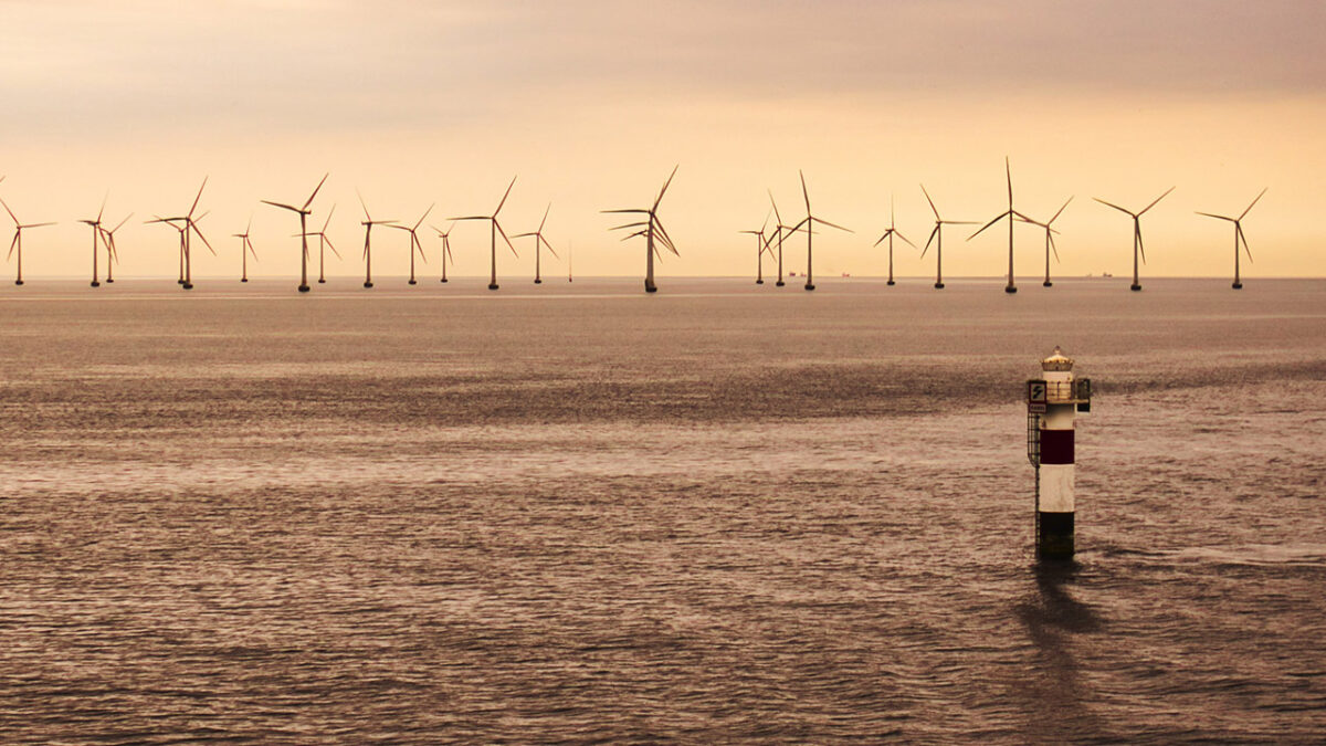 Offshore-Windpark im Sonnenuntergang. Bild von Norbert Pietsch auf Pixabay