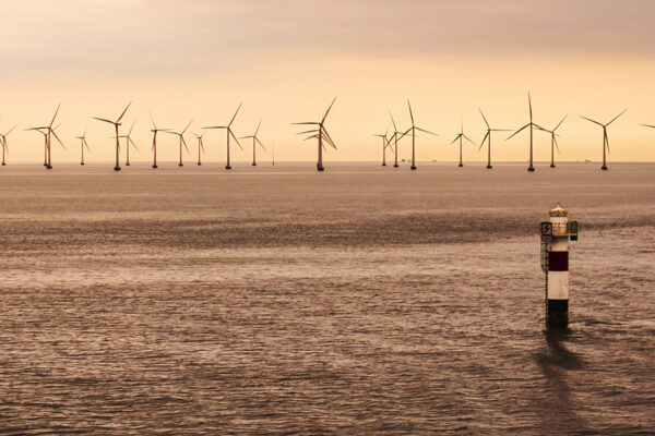 Offshore-Windpark im Sonnenuntergang. Bild von Norbert Pietsch auf Pixabay
